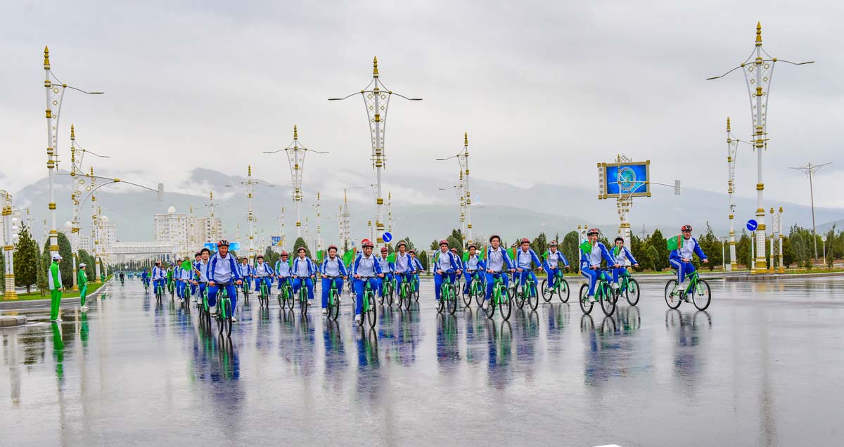 President Serdar Berdimuhamedov took part in the mass bicycle race